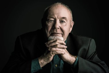 düşünceli yaşlı adam