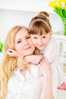 Kızın annesi hugs