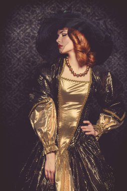 kadın, bir maskeli balo