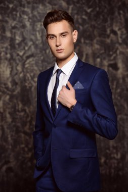 yakışıklı bir adam bir takım elbise