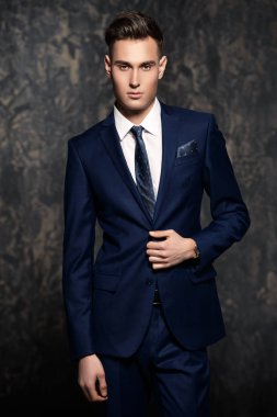 Bakımlı yakışıklı adam