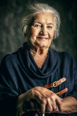 Gülümseyen yaşlı kadın