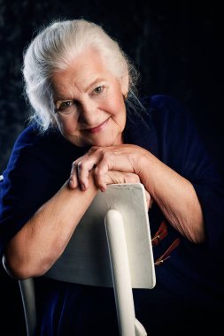 Gri saçlı yaşlı kadın