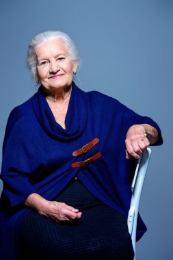 kadın kıdemli bir iskemle