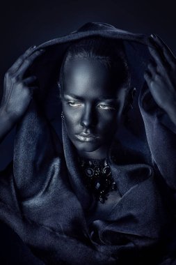 bir örtü siyah Bayan