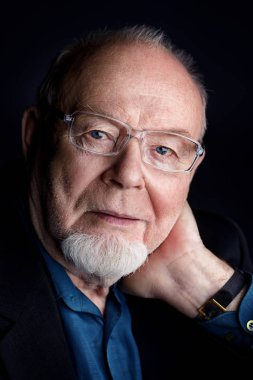 gri saçlı yaşlı adam 