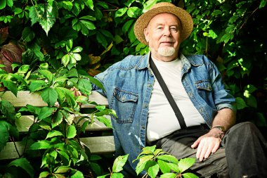 Bahçedeki son sınıf öğrencisi.