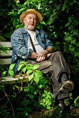 yaşlı adam bir tatil