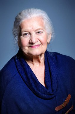 Gülümseyen yaşlı kadın