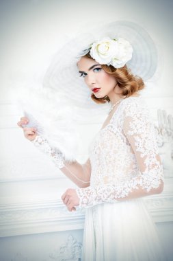 Beyaz elbisesi içinde gelin