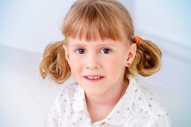 5 yaşında bir kız.