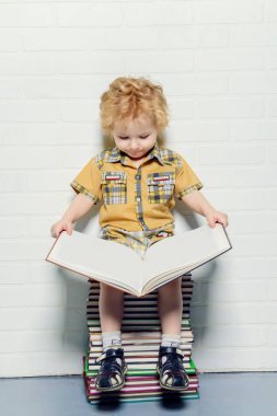 küçük çocuk okuma