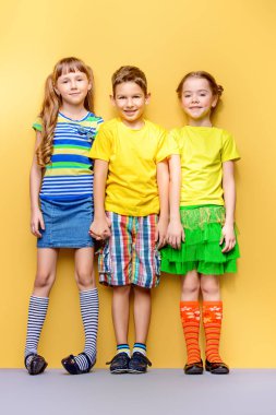 Üç neşeli çocuklar