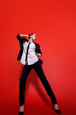 Takım elbiseli abartılı kız