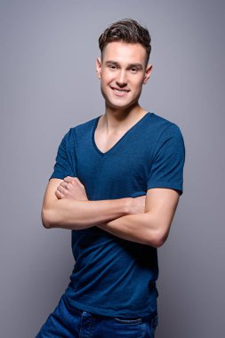 Çapraz kollu genç adam