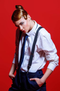 pantolon askısı ile