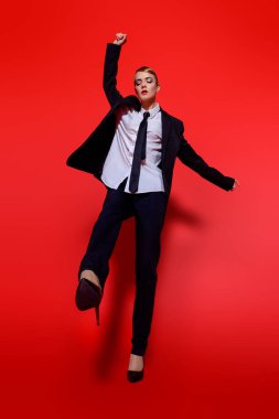 savurgan genç kadın