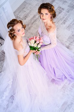 sevimli gelin ve gelinin nedimesi