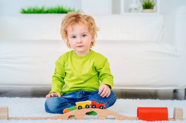 sevimli kıvırcık bebek