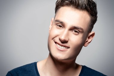 Gülümseyen dostça adam