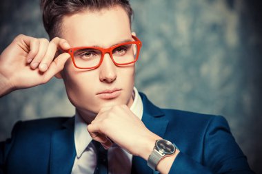 gözlük yakışıklı