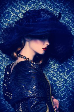 şapkalı bir gizemli kadın