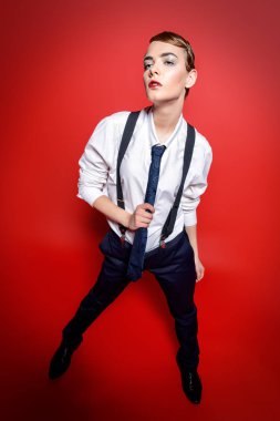 Beyaz Siyah ve kırmızı