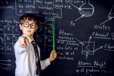 ciddi bir öğretmen gibi