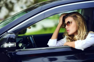 Bayan araba kullanmak