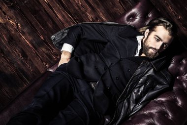 memnun yakışıklı adam