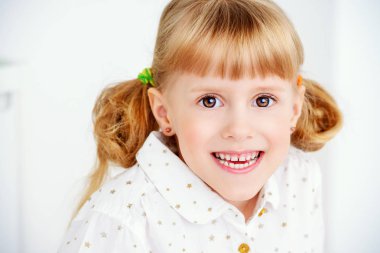 küçük çocuk gülüyor