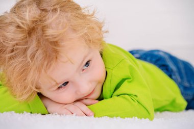 parlak gülümseyen çocuk