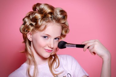 pembe allık yanakları üzerinde