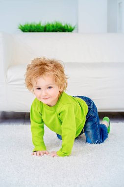 sarışın gülümseyen çocuk