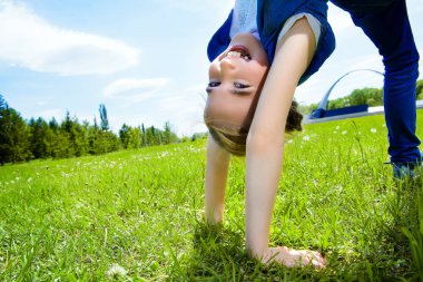 joy için baş üzerinde yürümek