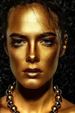 Altın deri ile kız