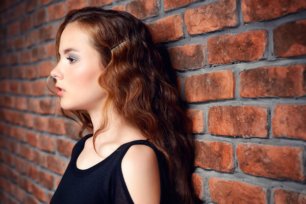 девушка у стены брик
