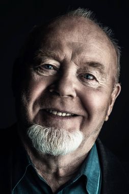 gülümseyen kıdemli adam