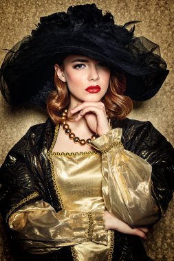 Siyah şapkalı kadın