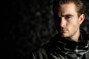 adam bir eşarp takıyor