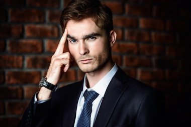 ciddi yönetici adam