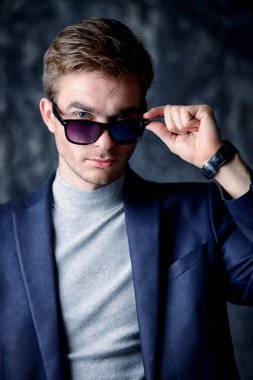 resmi erkek güneş gözlüğü