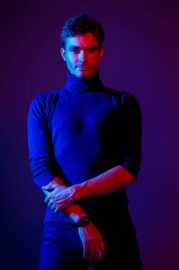 kırmızı ışıkta portre