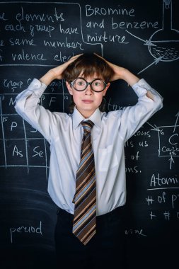 şaşkın okul çocuğu