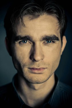 Ciddi bir erkek yüz