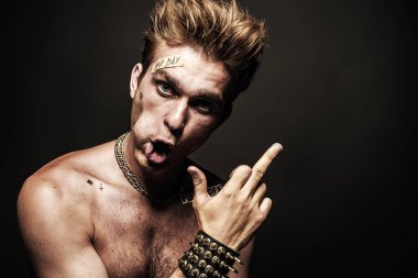 edepsizlik ve saldırganlık