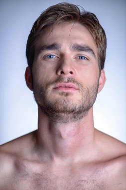 Çıplak gövdeli bir adam.