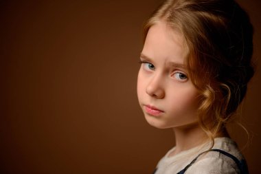 üzgün görünümlü çocuk