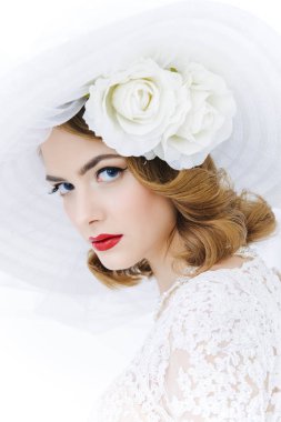 Beyaz Güllü şapka