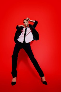 savurgan genç kadın